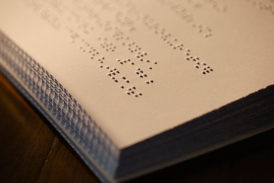 деталь тиснения и цифровой печати переменного кода на бумажном пакете