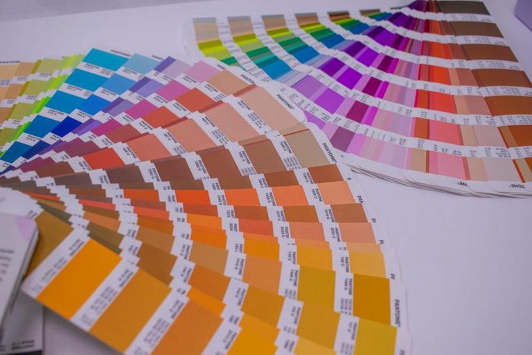 Сравнение цветовых охватов RGB и CMYK на диаграмме CIE Lab