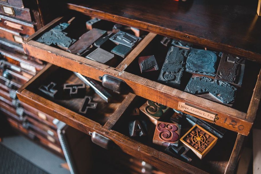 машина для тиснения в типографии