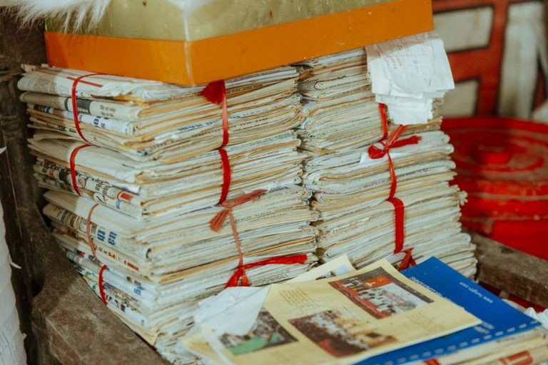 Стопка готовых бумажных кубариков с конгревным тиснением и золотой фольгой