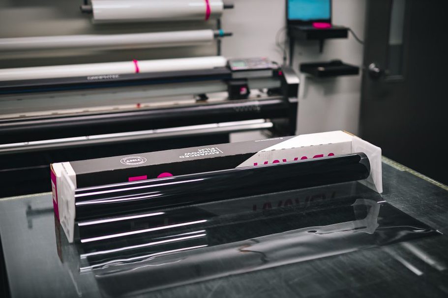 печать на рулонной виниловой плёнке соловентным принтером